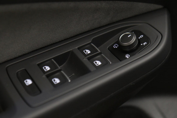 Volkswagen Golf 1.5 eTSI R-Line 150 PK BLACKSTYLE/PANO/CARPLAY/ACC/LANEASSIST/VOL