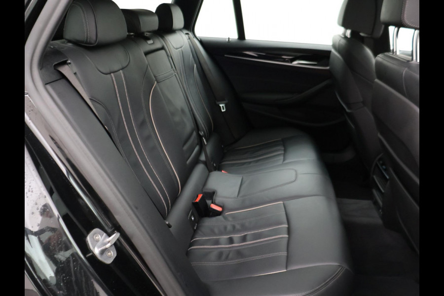BMW 5 Serie Touring 520i HE LUXURY + PANORAMA | HEAD-UP | LIVE COCKPIT | 1e EIGENAAR | SFEERVERLICHTING | LEDER