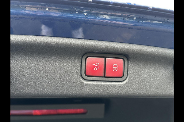 Mercedes-Benz C-Klasse 300 e AMG Line VAN: €45.900,- VOOR: €42.877,- UW EINDEJAARSVOORDEEL: €3.023,- SUPER COMPLEET| PANO| ELEK. TREKHAAK. | ELEK. ACHTERKLEP| ELEK. STOELEN| ADAPTIVE CRUISE|