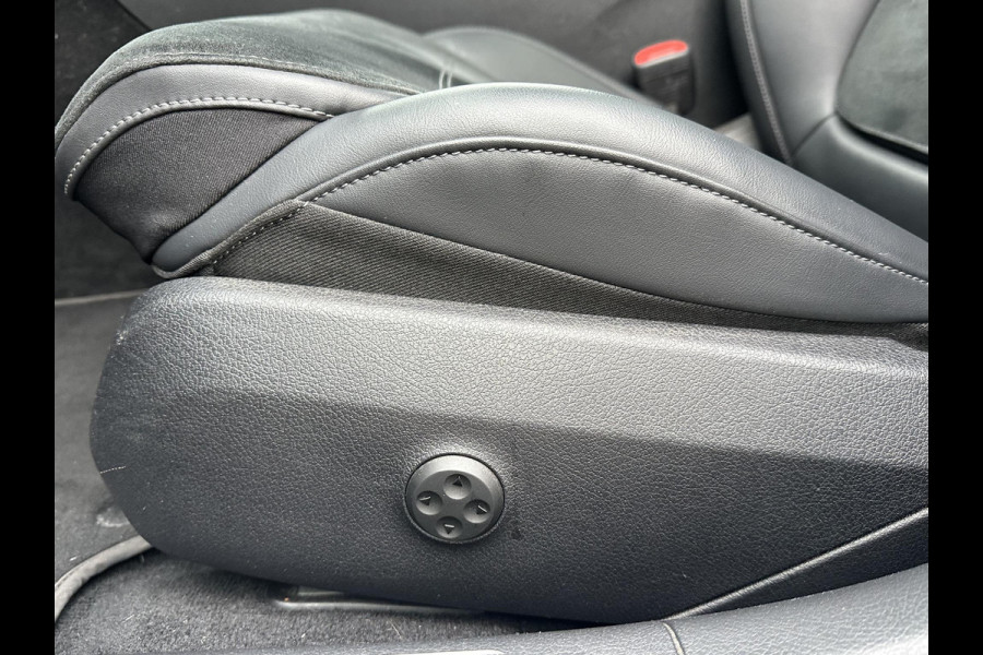 Mercedes-Benz C-Klasse 300 e AMG Line VAN: €45.900,- VOOR: €42.877,- UW EINDEJAARSVOORDEEL: €3.023,- SUPER COMPLEET| PANO| ELEK. TREKHAAK. | ELEK. ACHTERKLEP| ELEK. STOELEN| ADAPTIVE CRUISE|