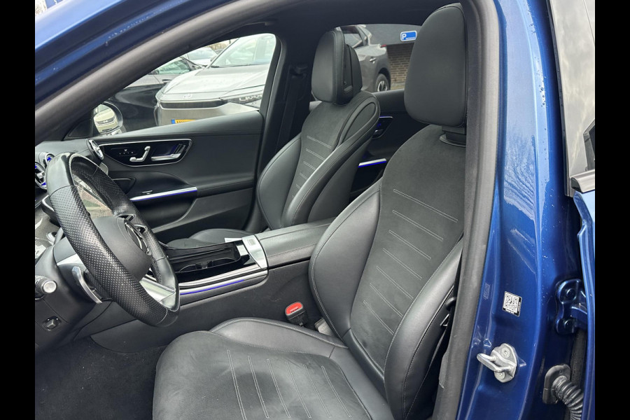 Mercedes-Benz C-Klasse 300 e AMG Line VAN: €45.900,- VOOR: €42.877,- UW EINDEJAARSVOORDEEL: €3.023,- SUPER COMPLEET| PANO| ELEK. TREKHAAK. | ELEK. ACHTERKLEP| ELEK. STOELEN| ADAPTIVE CRUISE|