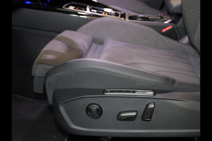 Volkswagen Golf 1.5 eHybrid Style Edition 204PK PHEV | Navigatie | Matrix koplampen | 18"LM velgen | Head up Display |