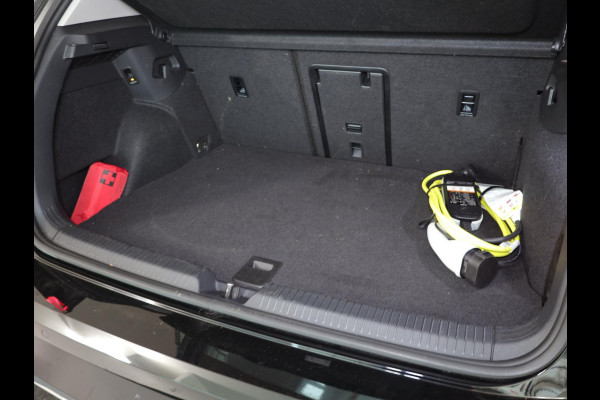 Volkswagen Golf 1.5 eHybrid Style Edition 204PK PHEV | Navigatie | Matrix koplampen | 18"LM velgen | Head up Display |