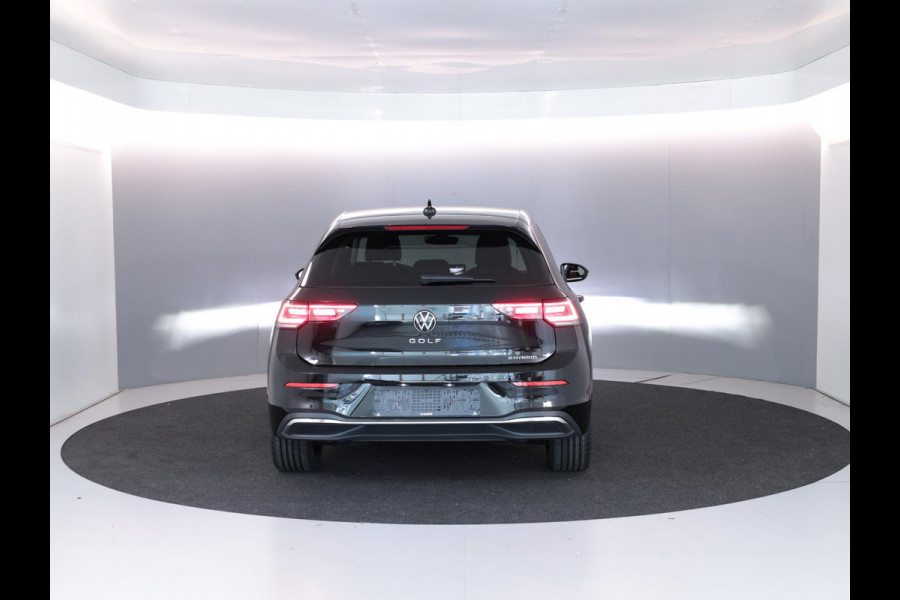 Volkswagen Golf 1.5 eHybrid Style Edition 204PK PHEV | Navigatie | Matrix koplampen | 18"LM velgen | Head up Display |