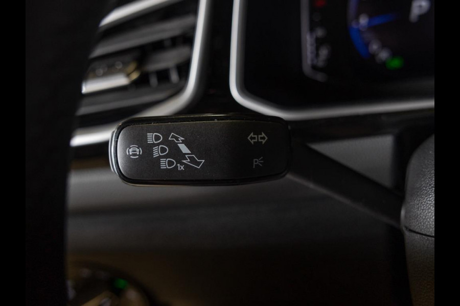 Volkswagen T-Roc 1.5 TSI R-Line Edition / 150pk / Stoel en stuur verwarming / Achteruitrij camera / Keyless /