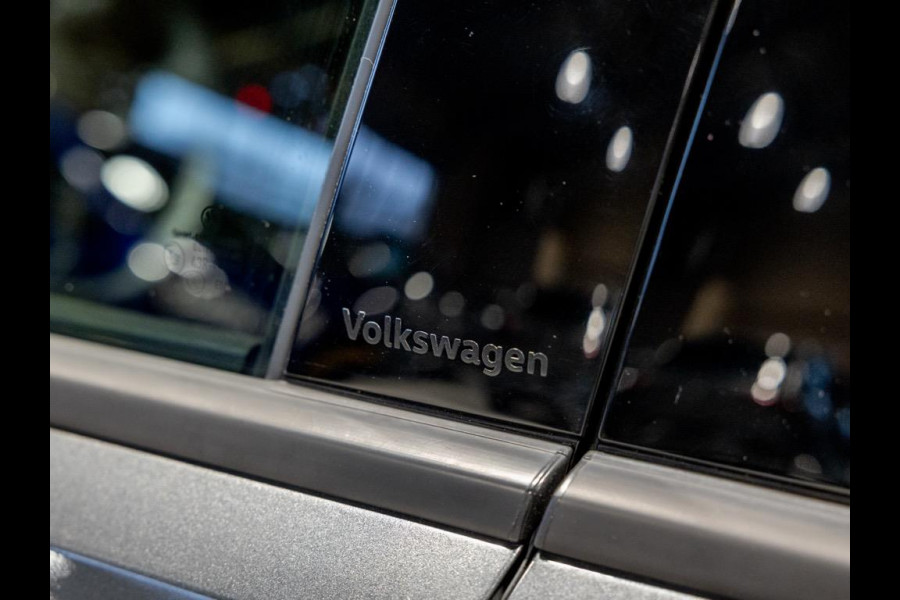 Volkswagen T-Roc 1.5 TSI R-Line Edition / 150pk / Stoel en stuur verwarming / Achteruitrij camera / Keyless /