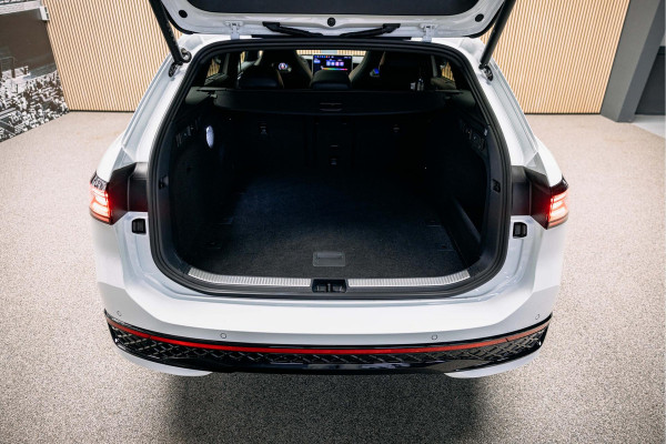 Volkswagen Passat R-Line Diesel | Trekhaak | Pano | Head-up | Stoelmassage |