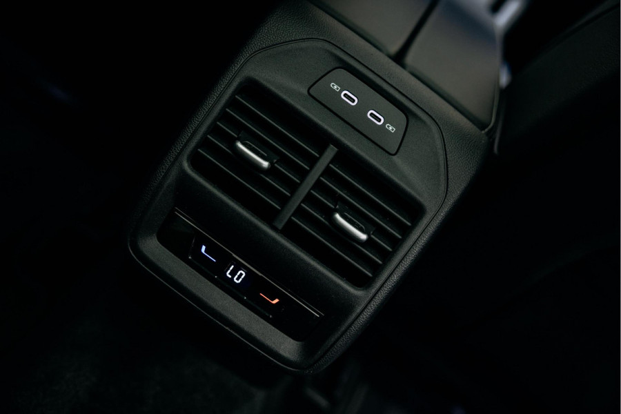 Volkswagen Passat R-Line Diesel | Trekhaak | Pano | Head-up | Stoelmassage |