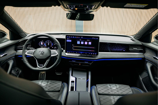 Volkswagen Passat R-Line Diesel | Trekhaak | Pano | Head-up | Stoelmassage |
