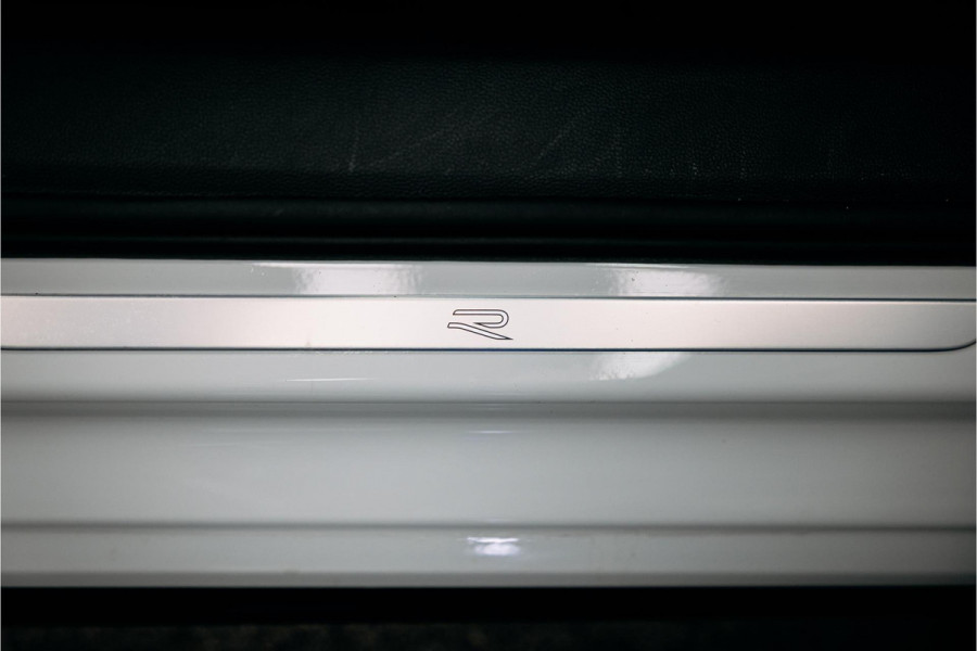 Volkswagen Passat R-Line Diesel | Trekhaak | Pano | Head-up | Stoelmassage |