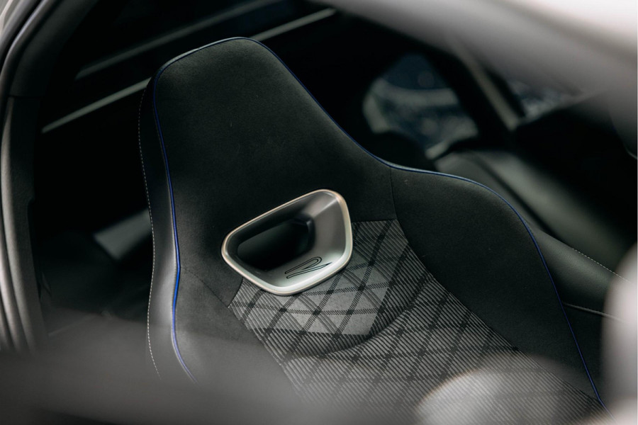 Volkswagen Passat R-Line Diesel | Trekhaak | Pano | Head-up | Stoelmassage |