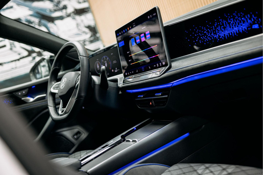 Volkswagen Passat R-Line Diesel | Trekhaak | Pano | Head-up | Stoelmassage |