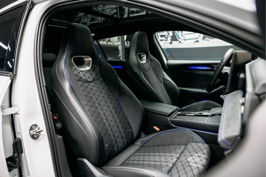 Volkswagen Passat R-Line Diesel | Trekhaak | Pano | Head-up | Stoelmassage |