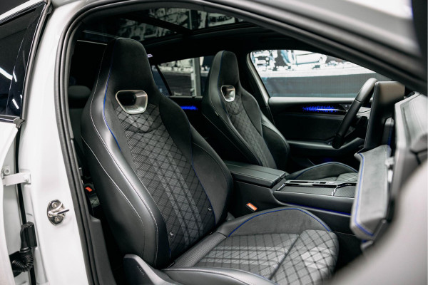 Volkswagen Passat R-Line Diesel | Trekhaak | Pano | Head-up | Stoelmassage |