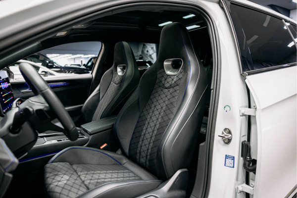 Volkswagen Passat R-Line Diesel | Trekhaak | Pano | Head-up | Stoelmassage |