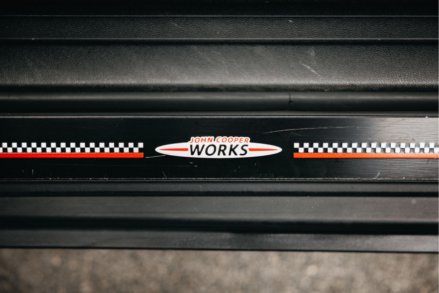 MINI Clubman 2.0 JCW ALL4 John Cooper Works | JCW | Rood dak | Sportstoelen | Stoelverwarming | Head-Up |