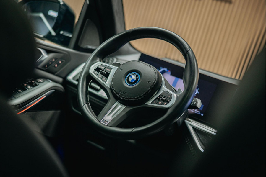 BMW X5 xDrive50e | M uitgevoerd | Trekhaak | Alcantara hemel | Luchtvering | Full PPF in- en exterieur | Skylounge |
