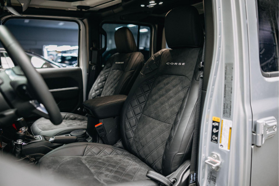 Jeep Wrangler Unlimited 4xe 380 Sahara | Corse Edition Custom Made | Hybride | Stuur- en Stoelverwarming | Achteruitrijcamera |