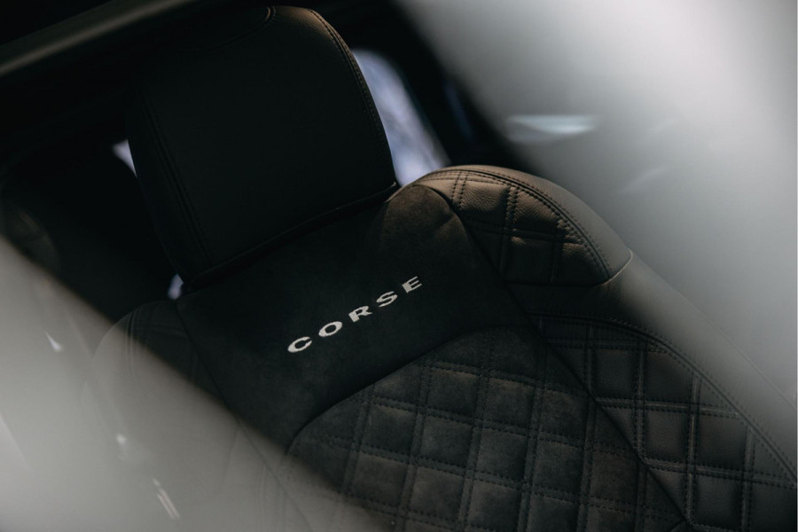 Jeep Wrangler Unlimited 4xe 380 Sahara | Corse Edition Custom Made | Hybride | Stuur- en Stoelverwarming | Achteruitrijcamera |