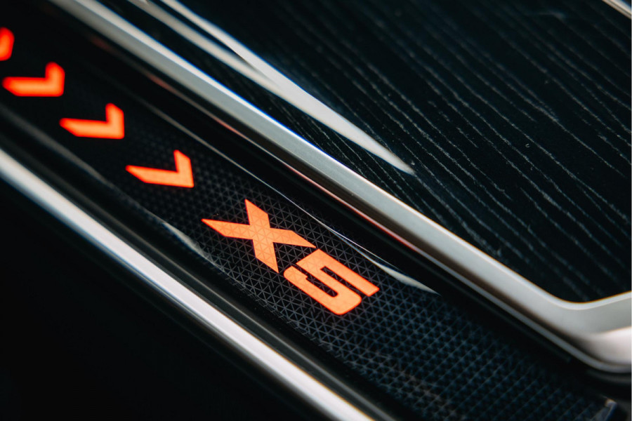 BMW X5 xDrive50e | Volledig M uitgevoerd| Head-up | Verwarmde en verkoelde bekerhouders | Pano |