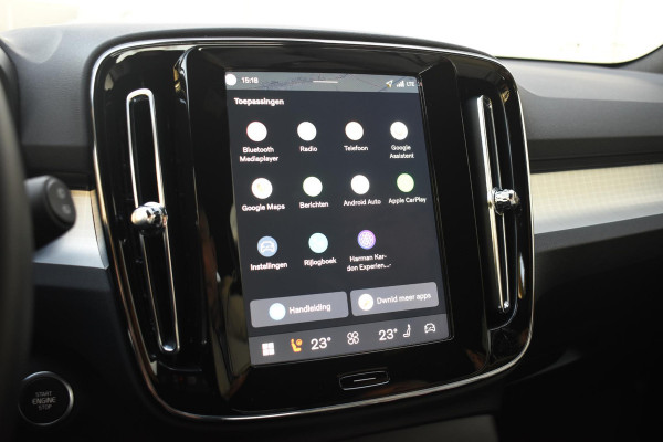 Volvo XC40 B4 211PK Automaat Plus Dark / Navigatie / Adaptive Cruise / Harman Kardon / Stuur- & Stoelverwarming / Elektrische achterklep / Achteruitrijcamera / Trekhaak / Elektrische stoelverst. met geheugen