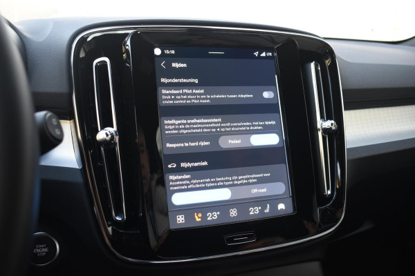 Volvo XC40 B4 211PK Automaat Plus Dark / Navigatie / Adaptive Cruise / Harman Kardon / Stuur- & Stoelverwarming / Elektrische achterklep / Achteruitrijcamera / Trekhaak / Elektrische stoelverst. met geheugen