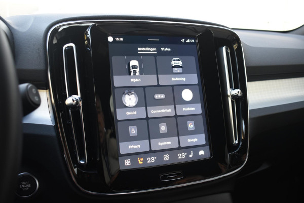 Volvo XC40 B4 211PK Automaat Plus Dark / Navigatie / Adaptive Cruise / Harman Kardon / Stuur- & Stoelverwarming / Elektrische achterklep / Achteruitrijcamera / Trekhaak / Elektrische stoelverst. met geheugen