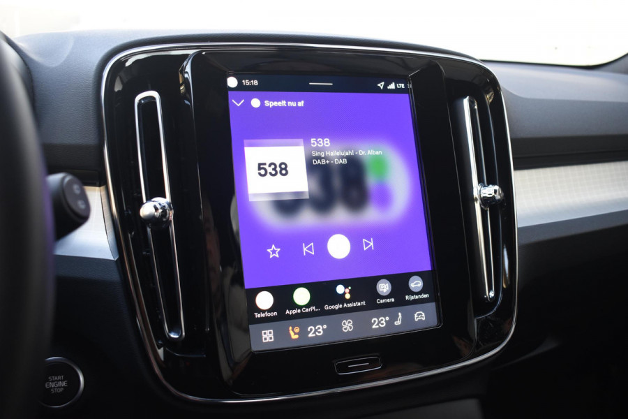 Volvo XC40 B4 211PK Automaat Plus Dark / Navigatie / Adaptive Cruise / Harman Kardon / Stuur- & Stoelverwarming / Elektrische achterklep / Achteruitrijcamera / Trekhaak / Elektrische stoelverst. met geheugen