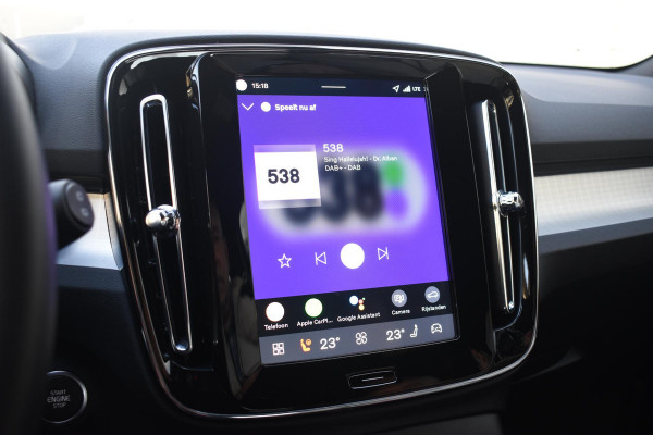 Volvo XC40 B4 211PK Automaat Plus Dark / Navigatie / Adaptive Cruise / Harman Kardon / Stuur- & Stoelverwarming / Elektrische achterklep / Achteruitrijcamera / Trekhaak / Elektrische stoelverst. met geheugen