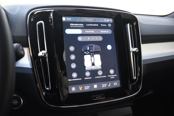 Volvo XC40 B4 211PK Automaat Plus Dark / Navigatie / Adaptive Cruise / Harman Kardon / Stuur- & Stoelverwarming / Elektrische achterklep / Achteruitrijcamera / Trekhaak / Elektrische stoelverst. met geheugen