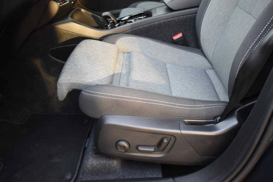 Volvo XC40 B4 211PK Automaat Plus Dark / Navigatie / Adaptive Cruise / Harman Kardon / Stuur- & Stoelverwarming / Elektrische achterklep / Achteruitrijcamera / Trekhaak / Elektrische stoelverst. met geheugen