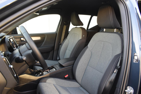 Volvo XC40 B4 211PK Automaat Plus Dark / Navigatie / Adaptive Cruise / Harman Kardon / Stuur- & Stoelverwarming / Elektrische achterklep / Achteruitrijcamera / Trekhaak / Elektrische stoelverst. met geheugen