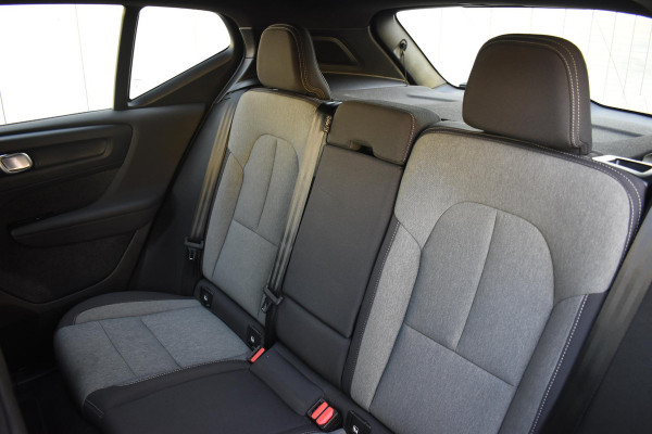 Volvo XC40 B4 211PK Automaat Plus Dark / Navigatie / Adaptive Cruise / Harman Kardon / Stuur- & Stoelverwarming / Elektrische achterklep / Achteruitrijcamera / Trekhaak / Elektrische stoelverst. met geheugen