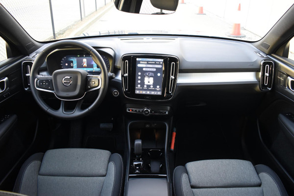 Volvo XC40 B4 211PK Automaat Plus Dark / Navigatie / Adaptive Cruise / Harman Kardon / Stuur- & Stoelverwarming / Elektrische achterklep / Achteruitrijcamera / Trekhaak / Elektrische stoelverst. met geheugen