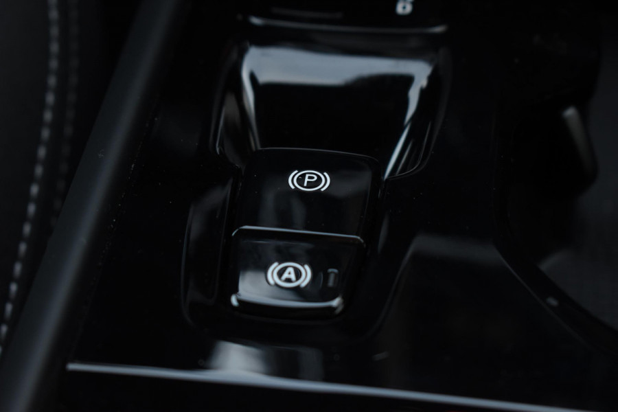 Volvo XC40 B4 211PK Automaat Plus Dark / Navigatie / Adaptive Cruise / Harman Kardon / Stuur- & Stoelverwarming / Elektrische achterklep / Achteruitrijcamera / Trekhaak / Elektrische stoelverst. met geheugen