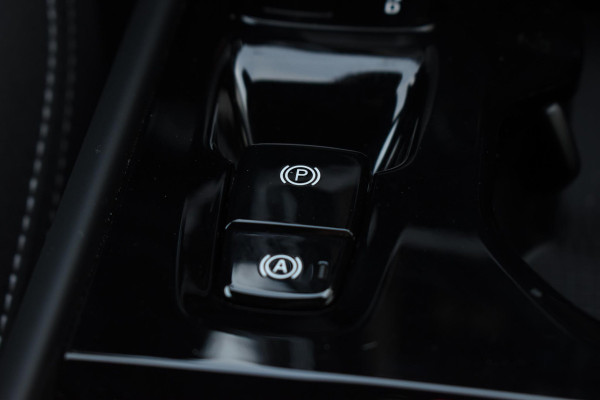Volvo XC40 B4 211PK Automaat Plus Dark / Navigatie / Adaptive Cruise / Harman Kardon / Stuur- & Stoelverwarming / Elektrische achterklep / Achteruitrijcamera / Trekhaak / Elektrische stoelverst. met geheugen