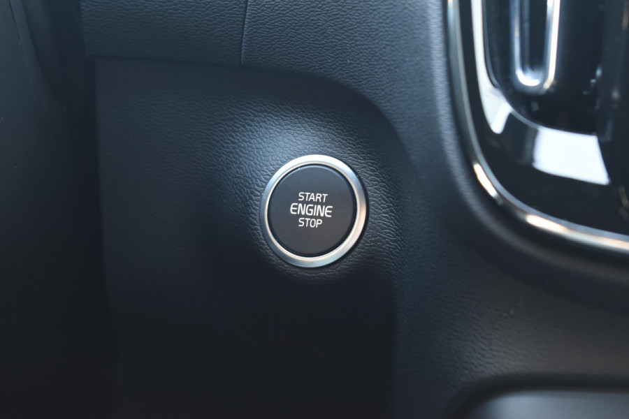 Volvo XC40 B4 211PK Automaat Plus Dark / Navigatie / Adaptive Cruise / Harman Kardon / Stuur- & Stoelverwarming / Elektrische achterklep / Achteruitrijcamera / Trekhaak / Elektrische stoelverst. met geheugen