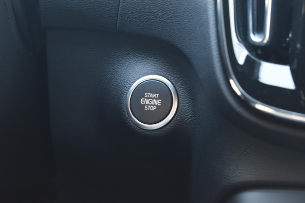 Volvo XC40 B4 211PK Automaat Plus Dark / Navigatie / Adaptive Cruise / Harman Kardon / Stuur- & Stoelverwarming / Elektrische achterklep / Achteruitrijcamera / Trekhaak / Elektrische stoelverst. met geheugen