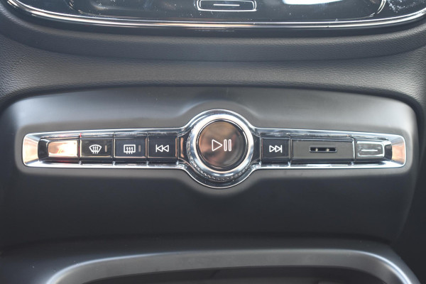 Volvo XC40 B4 211PK Automaat Plus Dark / Navigatie / Adaptive Cruise / Harman Kardon / Stuur- & Stoelverwarming / Elektrische achterklep / Achteruitrijcamera / Trekhaak / Elektrische stoelverst. met geheugen