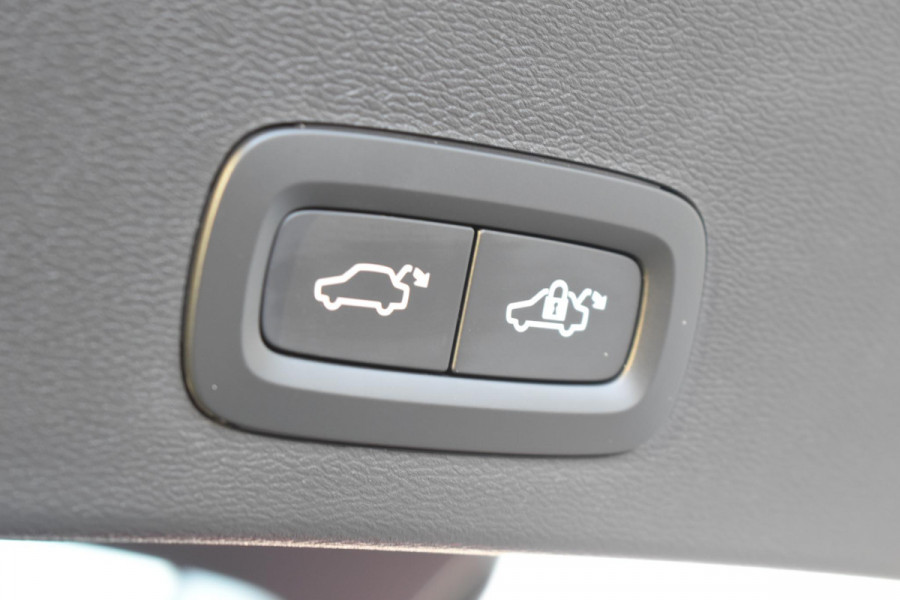 Volvo XC40 B4 211PK Automaat Plus Dark / Navigatie / Adaptive Cruise / Harman Kardon / Stuur- & Stoelverwarming / Elektrische achterklep / Achteruitrijcamera / Trekhaak / Elektrische stoelverst. met geheugen