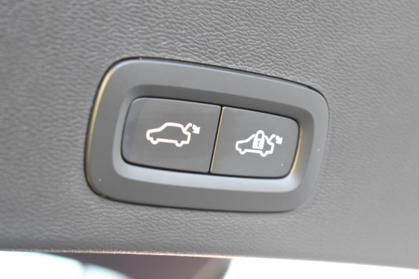 Volvo XC40 B4 211PK Automaat Plus Dark / Navigatie / Adaptive Cruise / Harman Kardon / Stuur- & Stoelverwarming / Elektrische achterklep / Achteruitrijcamera / Trekhaak / Elektrische stoelverst. met geheugen