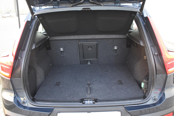 Volvo XC40 B4 211PK Automaat Plus Dark / Navigatie / Adaptive Cruise / Harman Kardon / Stuur- & Stoelverwarming / Elektrische achterklep / Achteruitrijcamera / Trekhaak / Elektrische stoelverst. met geheugen