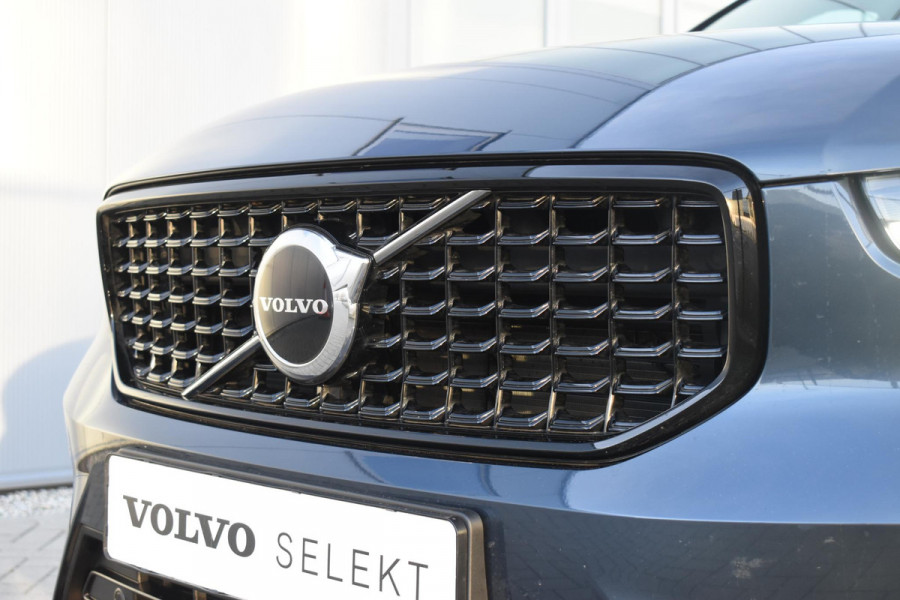 Volvo XC40 B4 211PK Automaat Plus Dark / Navigatie / Adaptive Cruise / Harman Kardon / Stuur- & Stoelverwarming / Elektrische achterklep / Achteruitrijcamera / Trekhaak / Elektrische stoelverst. met geheugen