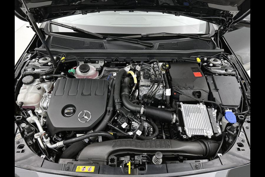 Mercedes-Benz A-Klasse 250 e Business Solution AMG | Nightpakket | Advanced sound system | Dodehoekassistent | Panoramaschuifdak | Smartphone-integratie | MULTIBEAM LED | KEYLESS GO |