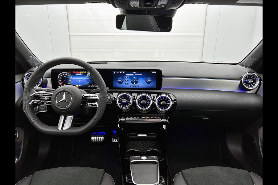 Mercedes-Benz A-Klasse 250 e Business Solution AMG | AMG Line Plus pakket | Smartphone-integratie | Head-up display | Panoramaschuifdak | Augmented Reality navigatie | Multibeam LED | 360°-camera | 19 inch AMG veglen |