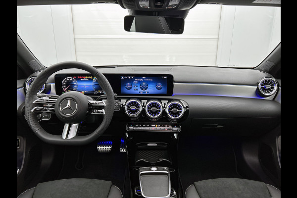 Mercedes-Benz A-Klasse 250 e Business Solution AMG | AMG Line Plus pakket | Smartphone-integratie | Head-up display | Panoramaschuifdak | Augmented Reality navigatie | Multibeam LED | 360°-camera | 19 inch AMG veglen |