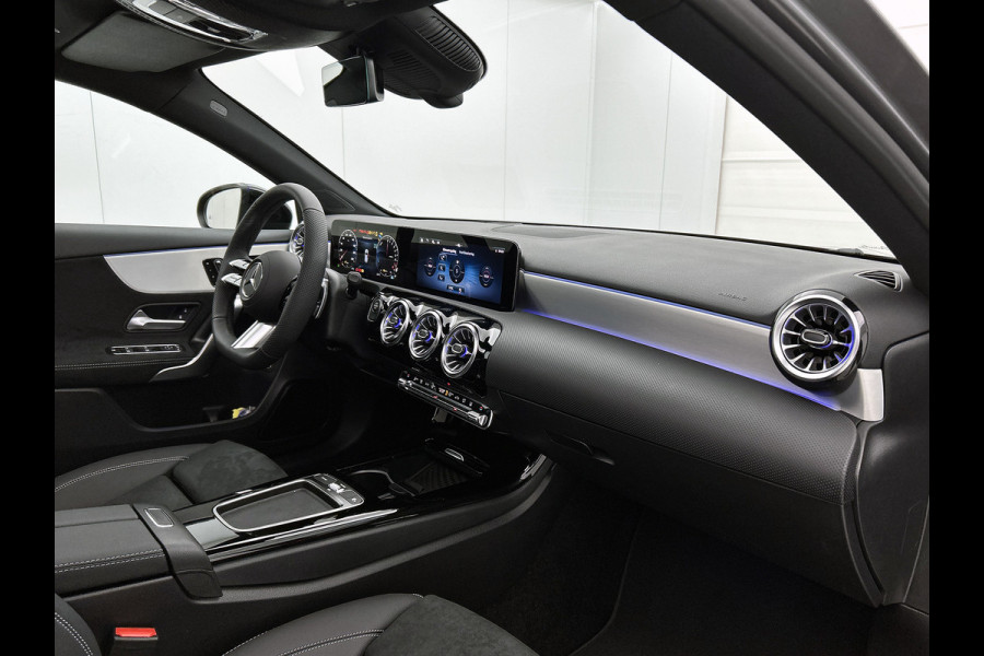 Mercedes-Benz A-Klasse 250 e Business Solution AMG | AMG Line Plus pakket | Smartphone-integratie | Head-up display | Panoramaschuifdak | Augmented Reality navigatie | Multibeam LED | 360°-camera | 19 inch AMG veglen |