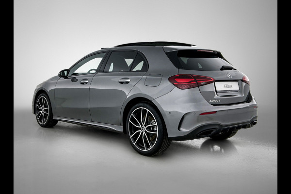 Mercedes-Benz A-Klasse 250 e Business Solution AMG | AMG Line Plus pakket | Smartphone-integratie | Head-up display | Panoramaschuifdak | Augmented Reality navigatie | Multibeam LED | 360°-camera | 19 inch AMG veglen |