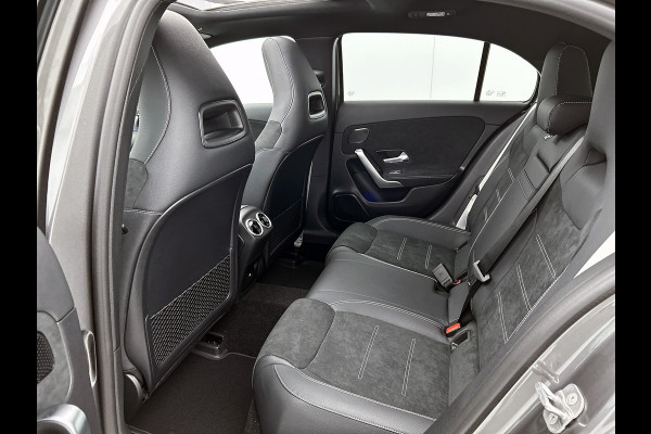 Mercedes-Benz A-Klasse 250 e Business Solution AMG | AMG Line Plus pakket | Smartphone-integratie | Head-up display | Panoramaschuifdak | Augmented Reality navigatie | Multibeam LED | 360°-camera | 19 inch AMG veglen |