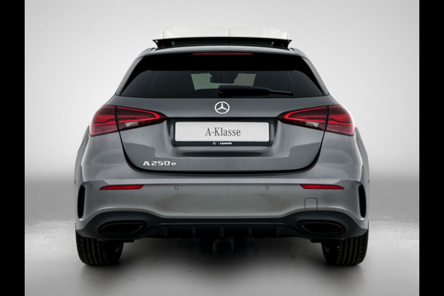 Mercedes-Benz A-Klasse 250 e Business Solution AMG | AMG Line Plus pakket | Smartphone-integratie | Head-up display | Panoramaschuifdak | Augmented Reality navigatie | Multibeam LED | 360°-camera | 19 inch AMG veglen |